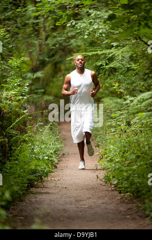 Afrikanische amerikanische Jüngling Trail-running- Stockfoto