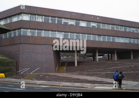 Zwei Menschen, die zu Fuß in Richtung die Schritte an einem Eingang zu Sunderland Civic Center Stockfoto