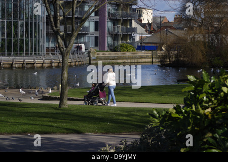 Frau schob einen Kinderwagen in Mowbray Park, Sunderland. Stockfoto