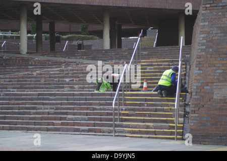 Arbeiter reparieren Fliesen auf Treppen im Civic Center, Sunderland. Stockfoto