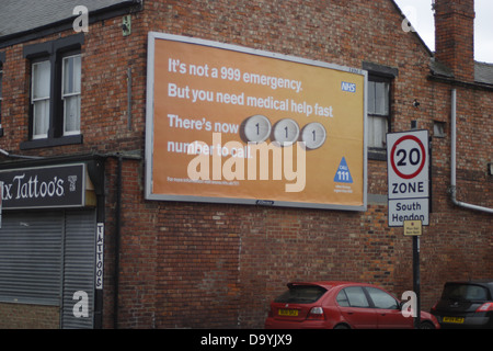 Ecke Schuss von Villete Straße Sunderland, zeigt Plakat-Werbung der neuen 111 medizinische Hilfe-Telefonnummer für nicht 999 Aufrufe Stockfoto