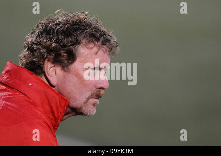 28. Juni 2013 - Rochester, NY, Vereinigte Staaten von Amerika - 28. Juni 2013: Washington Geist Cheftrainer Mike Jorden schaut zu, wie der Western New York Flash Washington Geist bei Sahlen Stadion in Rochester, NY mit 0: 4 besiegt. Stockfoto