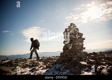 Ein Bergsteiger geht vorbei an einem Cairn auf seinem Weg auf den Gipfel des Mount Moosilaukes in den White Mountains in New Hampshire. Stockfoto