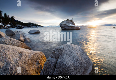 Der Sonnenuntergang spiegelt aus Lake Tahoe und Granitfelsen am Ostufer an einem versteckten Ort, bekannt als Bonsai Rock, NV. Stockfoto