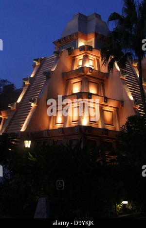 EPCOT Center im Walt Disney World, Nachtansicht. Mexiko-Pavillon-Pyramide. FÜR DEN REDAKTIONELLEN GEBRAUCH BESTIMMT. Stockfoto