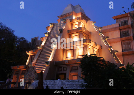 EPCOT Center im Walt Disney World, Nachtansicht. Mexiko-Pavillon-Pyramide. FÜR DEN REDAKTIONELLEN GEBRAUCH BESTIMMT. Stockfoto