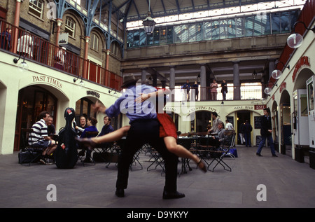 Ein Paar tanzt Tango in der Markthalle von Covent Garden London VEREINIGTES KÖNIGREICH Stockfoto