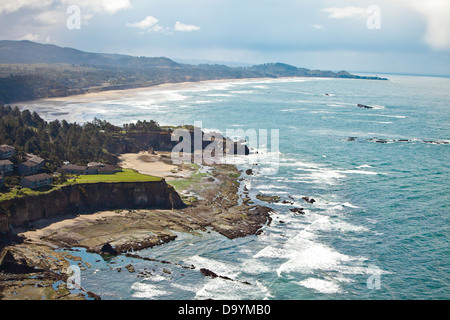 Blick nach Süden an der Küste von Oregon vom Otter Crest State Wayside, Oregon, USA. Stockfoto