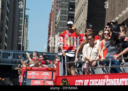 Chicago, Illinois, USA. 28. Juni 2013. Chicagoans feiern die Chicago Blackhawks Stanley Cup-Sieg mit einer Parade am 28. Juni 2013. Die Blackhawks Team und Organisation Personal fuhr auf Doppeldecker-Busse von United Center durch Chicago Loop nach Grant Park wo eine Kundgebung stattfand. Blackhawk Fans säumten die Straßen, die ihre Mannschaft anfeuern. Bildnachweis: Karen I. Hirsch/ZUMAPRESS.com/Alamy Live-Nachrichten Stockfoto