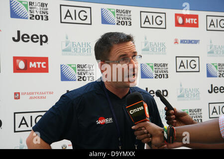 Moskau, Russland. 29. Juni 2013. Kenia Trainer Mike Freitag interviewt von Citizen TV von Kenia nach Kenia V Zimbabwe Spiel während der Rugby World Cup 7 s im Luzniki-Stadion in Moskau, Russland. Bildnachweis: Elsie Kibue / Alamy Live News Stockfoto