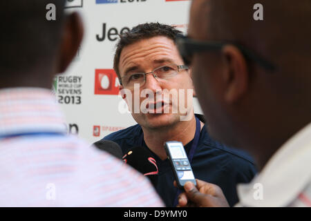 Moskau, Russland. 29. Juni 2013. Kenia Trainer Mike Freitag Interview mit Supersport nach Kenia V Zimbabwe Spiel während der Rugby World Cup 7 s im Luzniki-Stadion in Moskau, Russland. Bildnachweis: Elsie Kibue / Alamy Live News Stockfoto