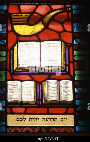 Glasfenster, die das Bild einer Shofar eine alte musikalische Horn aus Ram's Horn, für Jüdische Zwecke in die Große Synagoge Museum in Budapest und Ungarn eingesetzt. Das Schofar ist an Rosch Haschanah neues Jahr und ganz am Ende des Jom Kippur geblasen Stockfoto