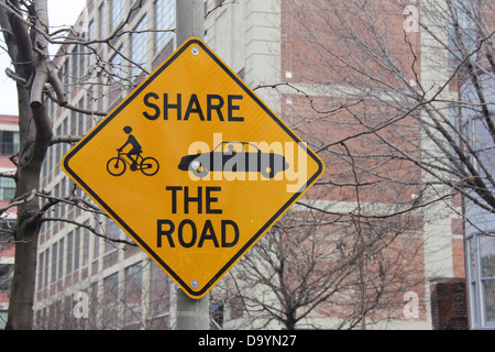 Verkehrszeichen für die gemeinsame Nutzung der Straße zwischen Radfahrer und Autofahrer in Philadelphia, Pennsylvania. Stockfoto