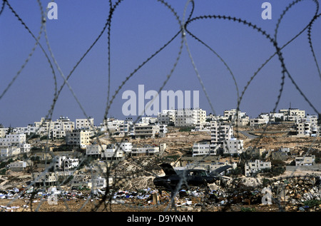 Stacheldrahtzaun trennt Neveh Yaakov ein jüdisches Viertel in den Vororten von Jerusalem und A-Ram oder al-Ramm eine palästinensische Stadt liegt nordöstlich von Jerusalem, vor den Toren der Stadt Gemeindegrenze. Israel Stockfoto