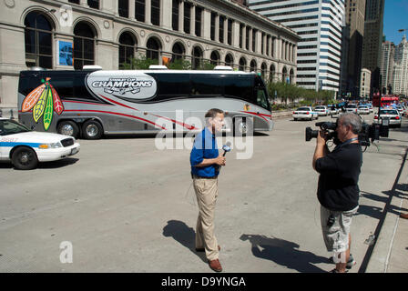 Chicago, Illinois, USA. 28. Juni 2013. Chicagoans feiern den Chicago Blackhawks Stanley Cup-Sieg mit einer Parade. Die Blackhawks Team und Organisation Personal fuhr auf Doppeldecker-Busse von United Center durch Chicago Loop nach Grant Park wo eine Kundgebung stattfand. NBC Reporter deckt die Parade. Bildnachweis: Karen I. Hirsch/ZUMAPRESS.com/Alamy Live-Nachrichten Stockfoto