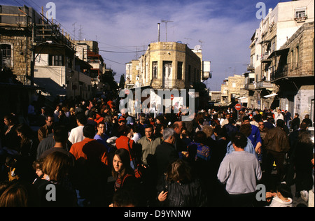 Belebten Straße bei Hag HaHagim oder Urlaub Ferien fest in Haifa die gemischten arabisch-jüdischen Wadi Nisnas Nachbarschaft während der Ferienzeit von Hanukkah, Weihnachten, Eid al-Adha, feiern die drei Festivals und den Geist der guten nachbarschaftlichen Beziehungen, der die gemischte Stadt charakterisiert. Israel Stockfoto