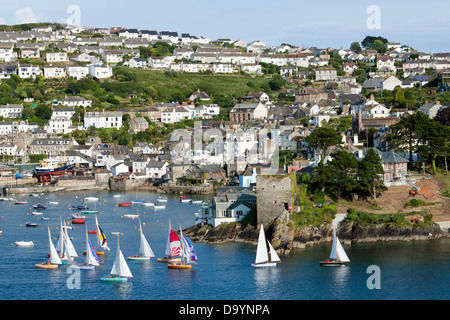 Eine Flotte von Yachten Segeln durch Polruan an der Mündung der Fowey in Cornwall Stockfoto