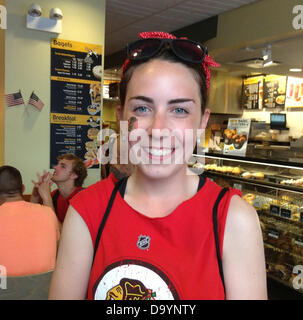 Chicago, Illinois, USA. 28. Juni 2013. Blackhawks Lüfter stoppt zur Mittagszeit Einstein Bagel nach der Chicago Blackhawks feiern Parade und Credit-Rallye: Karen I. Hirsch/ZUMAPRESS.com/Alamy Live News Stockfoto