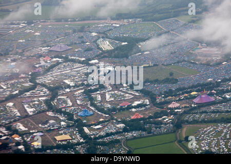 Glastonbury, Somerset, UK. 28. Juni 2013. Glastonbury 2013 Luftaufnahme des Standortes Credit: Dom Mowbray/Alamy Live News Stockfoto