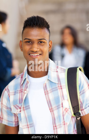 Porträt von männlichen indischen Gymnasiast lächelnd Stockfoto