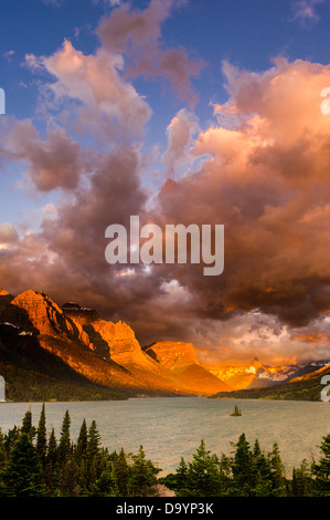 Stürmischer Sonnenaufgang über St. Mary Lake, Glacier National Park, Montana Stockfoto