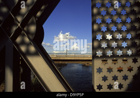 Detail der Metall Brücke über den Yarkon oder Yarqon River, der Westen fließt durch Gusch Dan Ballungsraum und Tel Aviv's Yarkon Park in das Mittelmeer in Israel. Stockfoto