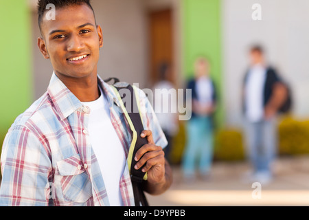 Porträt von männlichen indischen Gymnasiast mit Schultasche Stockfoto