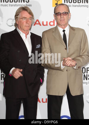 London, UK. 28. Juni 2013. Status Quo Rick Parfitt und Francis Rossi bei der Nordoff Robbins Silver Clef Awards des Hilton Park Lane, London - 28. Juni 2013 Credit: KEITH MAYHEW/Alamy Live-Nachrichten Stockfoto