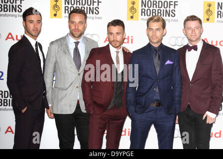 London, UK. 28. Juni 2013. Die Obertöne bei Nordoff Robbins Silver Clef Awards des Hilton Park Lane, London - 28. Juni 2013 Credit: KEITH MAYHEW/Alamy Live-Nachrichten Stockfoto