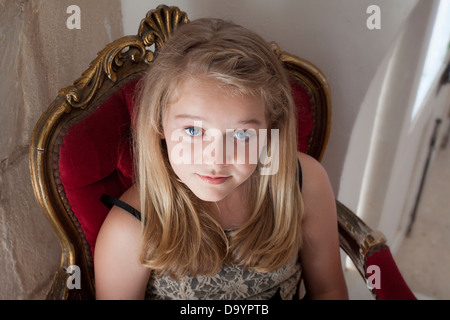 Eine beeindruckende junge Dame gekleidet für einen Ball wartet auf ihr date Stockfoto