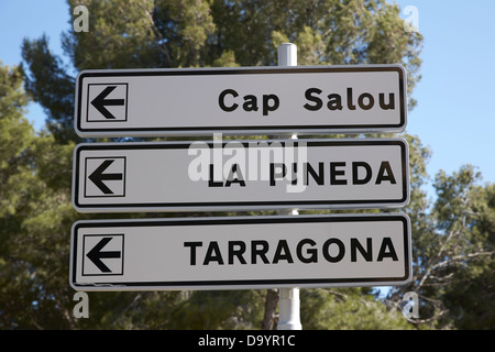 Roadsign Richtungen für Cap Salou la Pineda und Tarragona Katalonien Spanien Stockfoto