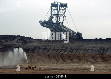 ein Schaufelrad Kohle Bagger arbeiten an einer Oberfläche Zeche in Deutschland. Stockfoto