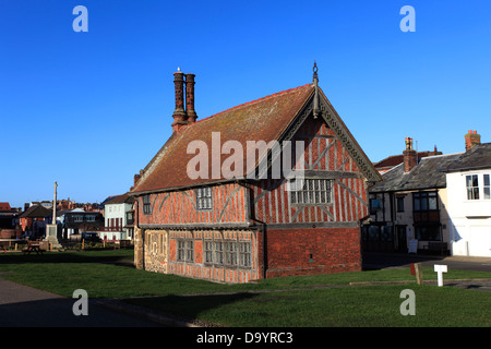 Die Moot Hall, halbe Fachwerkhaus aus dem 16. Jahrhundert Gebäude Museum, Stadt Aldeburgh, Suffolk County, East Anglia, England. Stockfoto