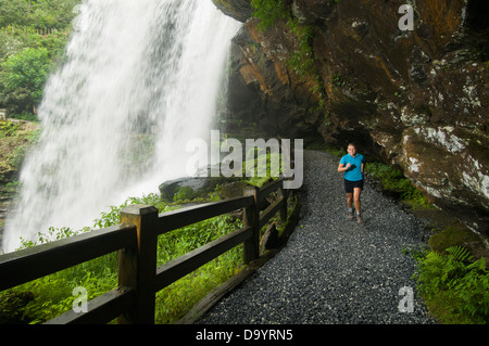 Eine Frau Trailrunning hinter Dry Falls Stockfoto