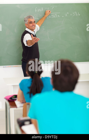 Senior High School Lehrer Mathematiklehrer im Klassenzimmer Stockfoto