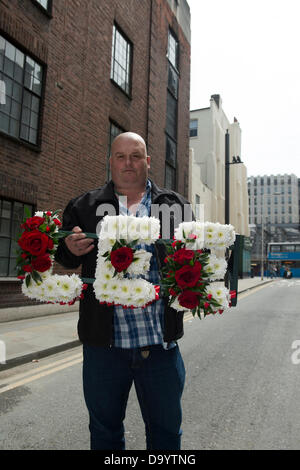 Aldgate, London, UK. 29. Juni 2013. Roger Firth, Helen Gower und David Bolton halten die Kränze, die legen sie bei der Szene des Lee Rigbys Mordes in Woolwich zusammenfallen mit Armed Forces Day. EDL Anführer Tommy Robinson wollte den Kranz legen aber wurde verhaftet, als er versuchte, in Tower Hamlets übergehen. Bildnachweis: Allsorts Stock Foto/Alamy Live-Nachrichten Stockfoto