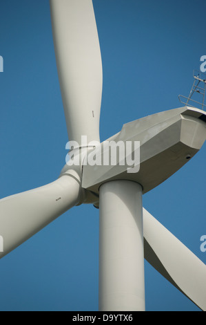 Ein Bild einer Windkraftanlage, fotografiert von hinten, genommen in Suffolk vor blauem Himmel. Stockfoto