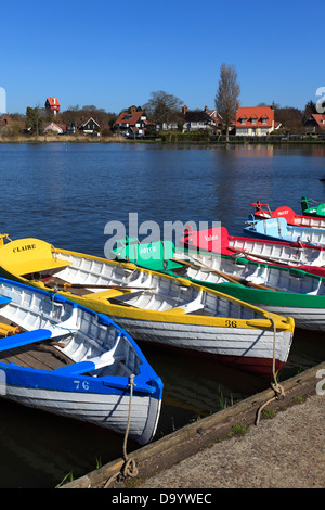 Bunte hölzerne Ruderboote zu mieten auf dem bloßen Thorpeness Village, Suffolk County, England Stockfoto