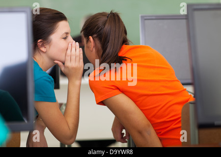 High-School-Mädchen Klatsch in der Klasse während des Unterrichts Stockfoto