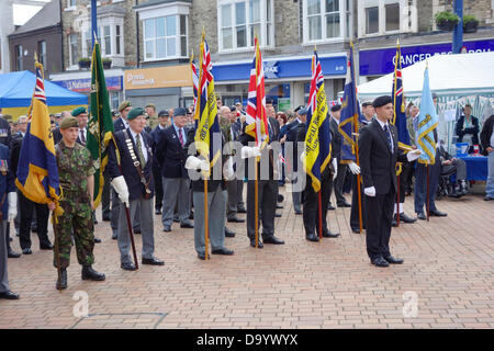 Redcar, Cleveland, UK. 29. Juni 2013. Fahnenträger bei einer Parade of Veteran und Cadet Mitglieder der Streitkräfte, zur Feier des Armed Forces Day. Bildnachweis: Peter Jordan NE/Alamy Live-Nachrichten Stockfoto