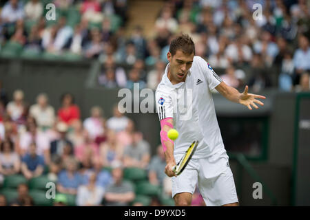 London, UK. 28. Juni 2013. Wimbledon Tennis Championships 2013 statt in The All England Lawn Tennis and Croquet Club, London, England, UK.    Jerzy Janowicz (POL) [24] (rosa Bandage am rechten Arm) def Nicolas Almagro (ESP) [15] Credit: Action Plus Sport Bilder/Alamy Live News Stockfoto