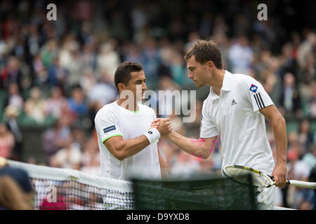 London, UK. 28. Juni 2013. Wimbledon Tennis Championships 2013 statt in The All England Lawn Tennis and Croquet Club, London, England, UK.    Jerzy Janowicz (POL) [24] (rosa Bandage am rechten Arm) def Nicolas Almagro (ESP) [15] Credit: Action Plus Sport Bilder/Alamy Live News Stockfoto