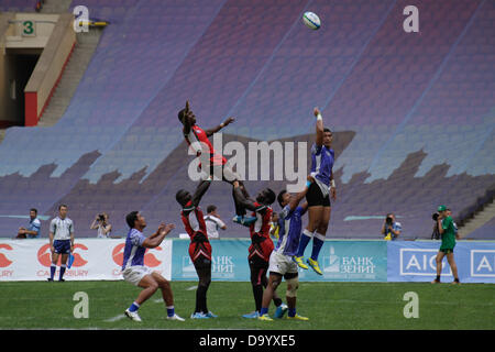 Moskau, Russland. 29. Juni 2013. Samoa V Kenia Lineout während der Rugby World Cup 7 s im Luzniki-Stadion in Moskau, Russland. Kenia gewann das Spiel 17-12. Bildnachweis: Elsie Kibue / Alamy Live News Stockfoto