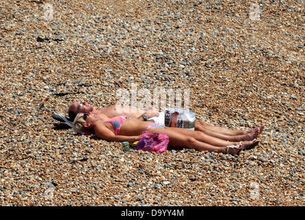 Brighton UK 29. Juni 2013 - Sonnenanbeter auf Brighton beach, wie sie das warme Wetter genossen heute Foto von Simon Dack/Alamy Live News Stockfoto