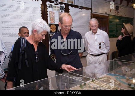 Reisegruppe besucht Al-Tayibat-Stadtmuseum für internationale Zivilisation, Jeddah, Saudi Arabien Stockfoto