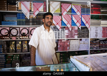 Display, Souk al-Alawi in alte Dschidda (Al-Balad), Jeddah, Saudi Arabien zu speichern. Stockfoto