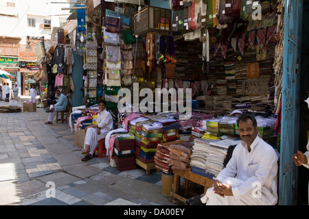 Display, Souk al-Alawi in alte Dschidda (Al-Balad), Jeddah, Saudi Arabien zu speichern. Stockfoto