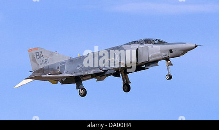 Die RF-4C Phantom, die von der 91st Tactical Reconnaissance Squadron betrieben wird, ist ein Aufklärungsflugzeug für schnelle taktische Aufklärungsmissionen auf niedrigem Niveau. Das spezielle Flugzeug mit der Hecknummer 68–0561 war mit fortschrittlichen Kameras und Sensoren für die Nachrichtenerfassung ausgestattet. Stockfoto
