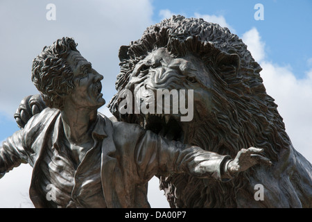 Detail von der Statue in der David Livingstone Mitte, Blantyre, Schottland des Explorers, von einem Löwen angegriffen Stockfoto