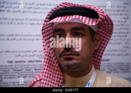 Saudische Männer tragen in der Regel ein Kopftuch bezeichnet eine Ghutra und einem bodenlangen Shirt-dress bekannt als ein Thobe, Jeddah, Saudi Arabien. Stockfoto